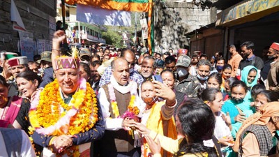 Himachal Pradesh chief minister Jai Ram Thakur and BJP candidate Brig Khushal Thakur at Balichowki in Seraj area of Mandi on Tuesday. (Birbal Sharma/HT)