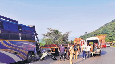 Two separate accidents near the Khopoli exit on the Pune-Mumbai Expressway left four people injured and five vehicles damaged on Tuesday. (HT)