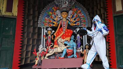 Pandal hoppers hit the streets in thousands with huge gatherings seen outside puja pandals during this year’s Durga Puja in West Bengal. (AFP Photo/Representative) Pandal hoppers hit the streets in thousands with huge gatherings seen outside puja pandals during this year’s Durga Puja in West Bengal. (AFP Photo/Representative)