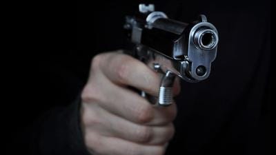 A constable attached to Titwala police station and his five friends have been booked and arrested for threatening to kill a bar owner in Kalyan with a gun. (HT FILE)