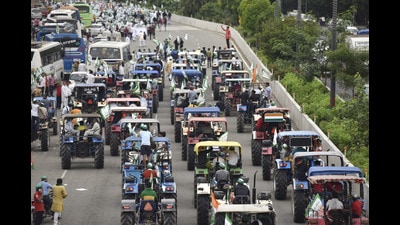 Around 500 farmers on several tractors and in cars took out a march on Monday from Zero Point on Yamuna Expressway to Chilla border. (Sunil Ghosh/HT) Around 500 farmers on several tractors and in cars took out a march on Monday from Zero Point on Yamuna Expressway to Chilla border. (Sunil Ghosh/HT)