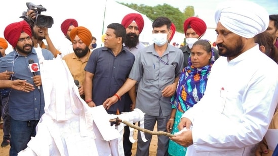 Punjab chief minister Charanjit Singh Channi burns copies of unpaid power bills in Chamkaur Sahib on Monday. (HT photo)