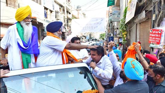Shiromani Akali Dal president Sukhbir Singh Badal interacting with party workers and locals during a roadshow in Ludhiana on Tuesday. (Gurpreet Singh/HT) Shiromani Akali Dal president Sukhbir Singh Badal interacting with party workers and locals during a roadshow in Ludhiana on Tuesday. (Gurpreet Singh/HT)
