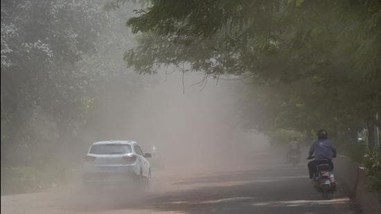 Ghaziabad is one of the 16 non-attainment cities in Uttar Pradesh and its pollution levels are some of the highest across the country. (Sakib Ali/HT)