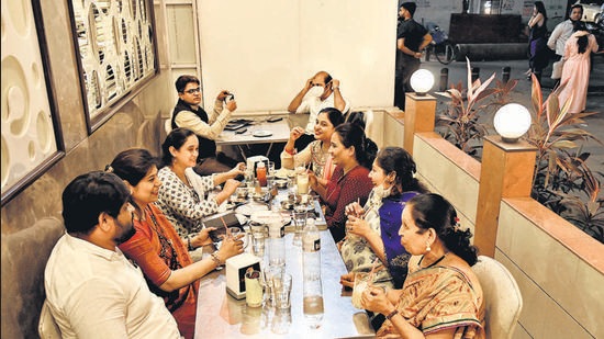 With the state government issuing a fresh order, extending the hours of dine-in operations for restaurants till midnight and shops, Pune business establishments have welcomed the move. (HT (PIC FOR REPRESENTATION))