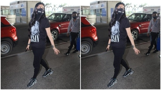 Shruti chose a black tee shirt dedicated to the American singer Kurt Cobain, and paired it with a black pair of trousers.(HT Photos/Varinder Chawla)