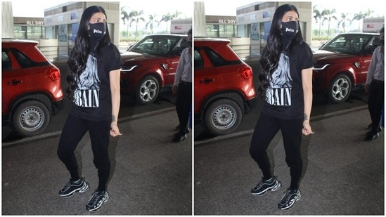 All masked up, Shruti paired her attire with a pair of black and white sneakers.(HT Photos/Varinder Chawla)
