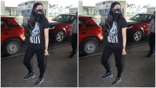 All masked up, Shruti paired her attire with a pair of black and white sneakers.(HT Photos/Varinder Chawla)