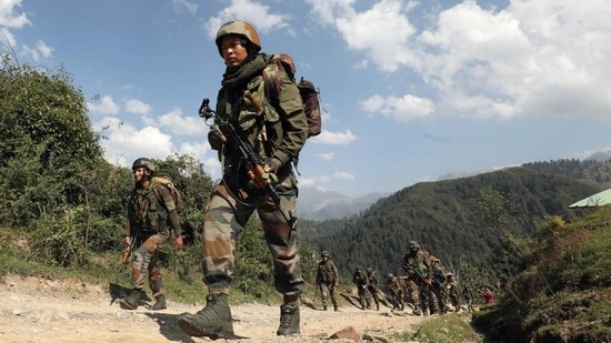 Multiple checkpoints and roadblocks have been erected across Srinagar.(ANI Photo) Multiple checkpoints and roadblocks have been erected across Srinagar.(ANI Photo)