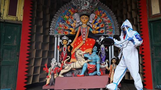 Pandal hoppers hit the streets in thousands with huge gatherings seen outside puja pandals during this year’s Durga Puja in West Bengal. (AFP Photo/Representative)