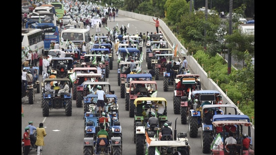 Around 500 farmers on several tractors and in cars took out a march on Monday from Zero Point on Yamuna Expressway to Chilla border. (Sunil Ghosh/HT)
