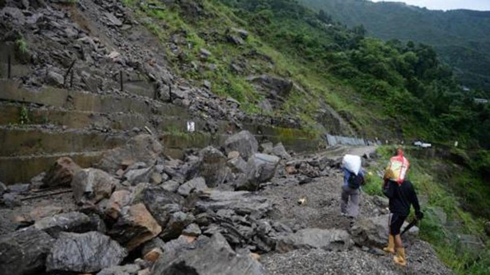 Landslides in DarjeelingKalimpong hills due to heavy rains; tourists