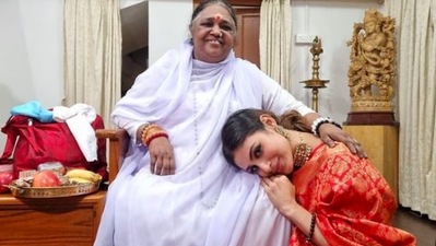 Mouni Roy takes blessing from Mata Amritanandamayi, also known as Amma. (Instagram/@imouniroy)