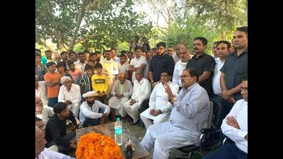 Indian National Lok Dal leader Abhay Singh Chautala addressing a meeting in the Ellenabad assembly constituency on Wednesday. (HT Photo) Indian National Lok Dal leader Abhay Singh Chautala addressing a meeting in the Ellenabad assembly constituency on Wednesday. (HT Photo)