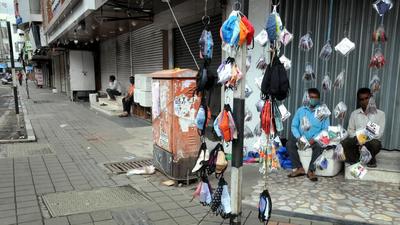 Roadside mask sellers in Pune. Pune Municipal Corporation (PMC) has stepped away from fining people for not wearing a mask in public. (HT) Roadside mask sellers in Pune. Pune Municipal Corporation (PMC) has stepped away from fining people for not wearing a mask in public. (HT)