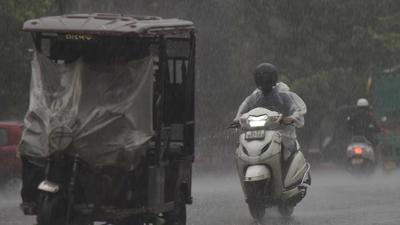 Despite heavy rainfall in and around Noida on October 17, the air quality in the region only improved to the ‘poor’ category. (Sunil Ghosh/HT Photo) Despite heavy rainfall in and around Noida on October 17, the air quality in the region only improved to the ‘poor’ category. (Sunil Ghosh/HT Photo)
