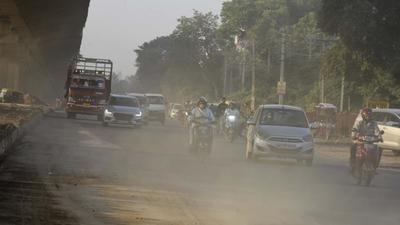 Air quality in Gurugram started deteriorating again, to the poor zone, due to localised pollution sources such as dust on the Gurugram-Sohna Road due to construction work. (Parveen Kumar/HT Photo) Air quality in Gurugram started deteriorating again, to the poor zone, due to localised pollution sources such as dust on the Gurugram-Sohna Road due to construction work. (Parveen Kumar/HT Photo)