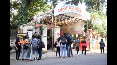 Colleges and universities across Maharashtra on Wednesday resumed in-person or “offline” classes, which had been stopped for over one-and-a-half years due to the coronavirus pandemic. (SATISH BATE/HT) Colleges and universities across Maharashtra on Wednesday resumed in-person or “offline” classes, which had been stopped for over one-and-a-half years due to the coronavirus pandemic. (SATISH BATE/HT)