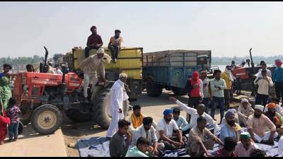 Farmers said they are not being allowed to sell their produce in Haryana mandis even as they registered on ‘Meri Fasal, Mera Byora’ portal. (HT Photo)
