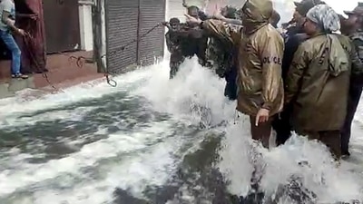 Police personnel and rescue teams evacuate locals stuck in their homes as Nainital Lake overflows and floods the streets due to incessant rainfall in Nainital. (ANI) Police personnel and rescue teams evacuate locals stuck in their homes as Nainital Lake overflows and floods the streets due to incessant rainfall in Nainital. (ANI)