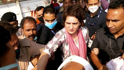 Congress leader Priyanka Gandhi Vadra being stopped by Police on their way to Agra, in Lucknow on Wednesday. (ANI) Congress leader Priyanka Gandhi Vadra being stopped by Police on their way to Agra, in Lucknow on Wednesday. (ANI)