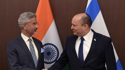 Union external affairs minister S Jaishankar (L) with Israeli Prime Minister Naftali Bennet (R).