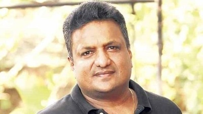 Filmmaker Sanjay Gupta reacts to Aryan Khan's arrest. Filmmaker Sanjay Gupta reacts to Aryan Khan's arrest.