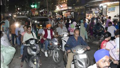 A crowded market in Ludhiana ahead of festive season, raising concerns of Covid spread. (HT File)
