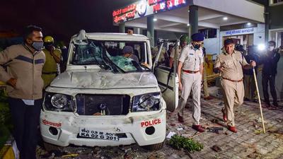 Běngaluru: Police stand guard after a mob vandalised a police station following a social media post by a relative of a MLA, in Bengaluru, Wednesday morning, Aug. 12, 2020. (PTI Photo/Shailendra Bhojak)(PTI12-08-2020_000035B) (PTI)