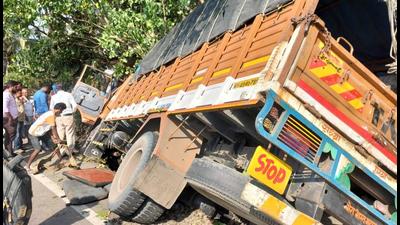 A 49-year-old police constable with the Boisar MIDC police station was killed after a truck rammed into his bike near Umroli, in Palghar.