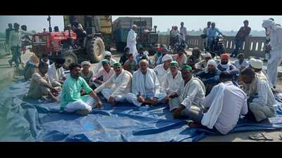 Farmers sitting on a dharna in the middle of Shamli’s Bidauli bridge on UP-Haryana border. (HT Photo)