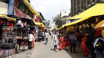 People at Tulshibaug in Pune. The mobile app, arranged by Tulshibaug traders’ association, will keep commuters abreast of parking slots available. (HT FILE) People at Tulshibaug in Pune. The mobile app, arranged by Tulshibaug traders’ association, will keep commuters abreast of parking slots available. (HT FILE)