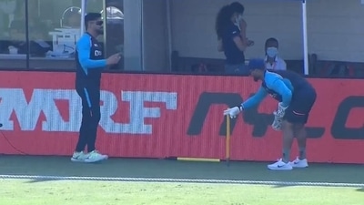Dhoni keeps keeping drills to Pant