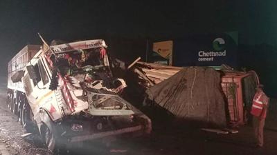 Two trucks collided near the demolished Amrutanjan bridge causing traffic jam on the Pune-Mumbai expressway, on Wednesday. (HT PHOTO)