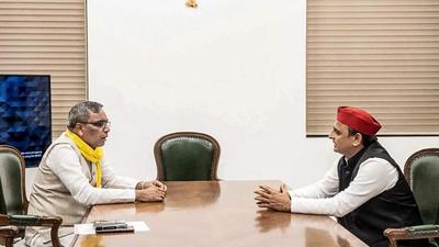 SBSP president Om Prakash Rajbhar and SP chief Akhilesh Yadav at the Samajwadi Party state headquarters in Lucknow. (PTI Photo)