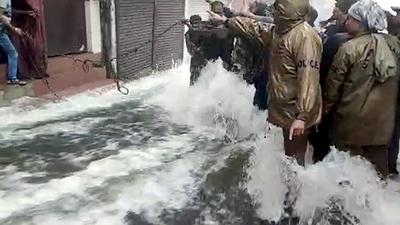 Police personnel and rescue teams evacuate people stuck in their homes as Nainital Lake overflows and floods the streets due to incessant rainfall. (ANI Photo) Police personnel and rescue teams evacuate people stuck in their homes as Nainital Lake overflows and floods the streets due to incessant rainfall. (ANI Photo)