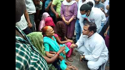 State vice president of Congress Upendra Singh talking to mother of Arun Kumar, who was accused of stealing ₹25 lakh from Jagdishpura police station in Agra and later died in police custody. (HT) State vice president of Congress Upendra Singh talking to mother of Arun Kumar, who was accused of stealing ₹25 lakh from Jagdishpura police station in Agra and later died in police custody. (HT)