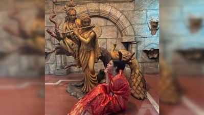Mouni Roy gets clicked while posing with idols of Lord Krishna and Goddess Radha. (Instagram/@imouniroy) Mouni Roy gets clicked while posing with idols of Lord Krishna and Goddess Radha. (Instagram/@imouniroy)