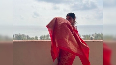 Mouni Roy opted for a gorgeous red and golden Banarasi saree as she paid a visit to Indian spiritual leader, Mata Amritanandamayi in Kerala. (Instagram/@imouniroy) Mouni Roy opted for a gorgeous red and golden Banarasi saree as she paid a visit to Indian spiritual leader, Mata Amritanandamayi in Kerala. (Instagram/@imouniroy)