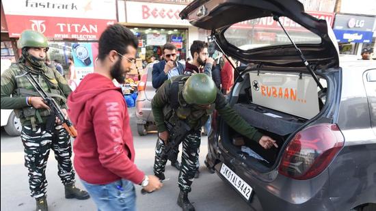 Security personnel conduct checks in Kashmir on Wednesday. (Waseem Andrabi/HT photo) Security personnel conduct checks in Kashmir on Wednesday. (Waseem Andrabi/HT photo)