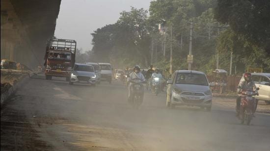 Air quality in Gurugram started deteriorating again, to the poor zone, due to localised pollution sources such as dust on the Gurugram-Sohna Road due to construction work. (Parveen Kumar/HT Photo)