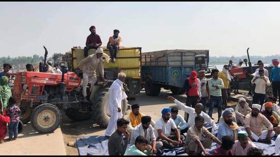 Farmers said they are not being allowed to sell their produce in Haryana mandis even as they registered on ‘Meri Fasal, Mera Byora’ portal. (HT Photo)