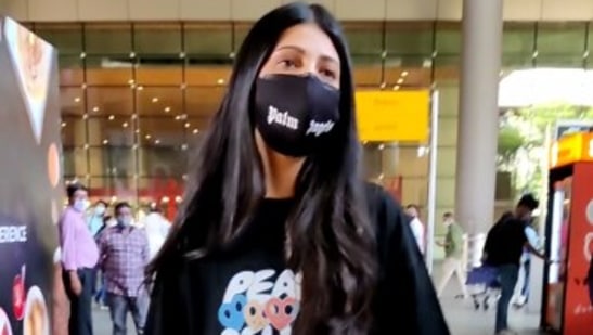 Shruti Haasan was spotted at the Mumbai airport. (Varinder Chawla)