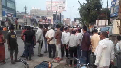 Locals gathered at the spot in Greater Noida where the man allegedly shot the woman. (Sourced) Locals gathered at the spot in Greater Noida where the man allegedly shot the woman. (Sourced)