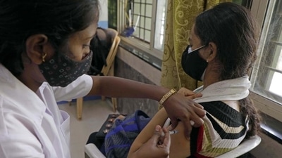 The 1 billion Covic vaccine dose count has come along with coverage of 75% adults with at least one dose. (HT Photo)