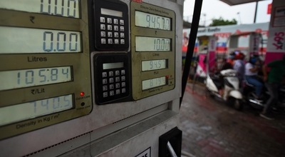 Petrol price displayed on a fuel pump at a petrol station in New Delhi.&nbsp; (Raj K Raj / Hindustan Times)