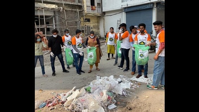 Members of the Nehru Yuva Kendra carry out a cleanliness drive around the ancestral house of martyr Sukhdev in Ludhiana on Thursday. (HT Photo)