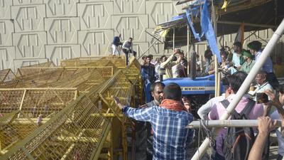Farmers try to remove the barricades at the protest site on the Delhi Meerut Expressway in Ghaziabad on Thursday. (Sakib Ali/HT Photo) Farmers try to remove the barricades at the protest site on the Delhi Meerut Expressway in Ghaziabad on Thursday. (Sakib Ali/HT Photo)