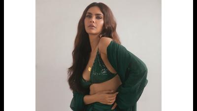 When I post a picture with makeup on, people call me ‘plastic beauty’, says Esha Gupta When I post a picture with makeup on, people call me ‘plastic beauty’, says Esha Gupta