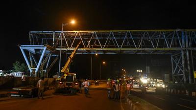 Mumbai, India - June 22, 2019: BMC workers dismantling skywalk at Western express highway, Bandra in Mumbai, India, on Saturday, June 22, 2019. (Photo by Kunal Patil/Hindustan Times) (Kunal Patil/HT Photo) Mumbai, India - June 22, 2019: BMC workers dismantling skywalk at Western express highway, Bandra in Mumbai, India, on Saturday, June 22, 2019. (Photo by Kunal Patil/Hindustan Times) (Kunal Patil/HT Photo)